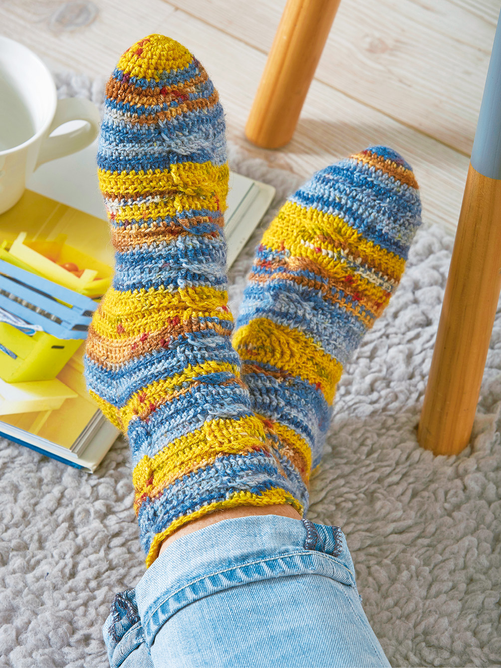 Gehäkelte Socken mit Zopfmuster im Farbverlauf