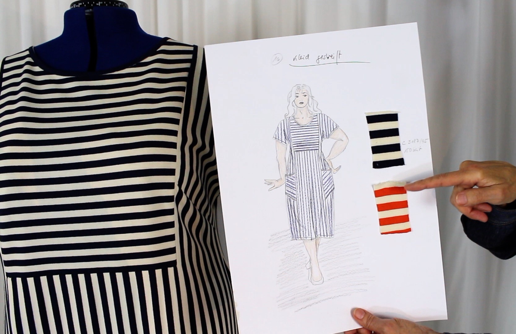 Modisches Kleid mit schwarz-weißen Streifen. Kreativer Schnitt. DIY-Stil, trendig und handgemacht.