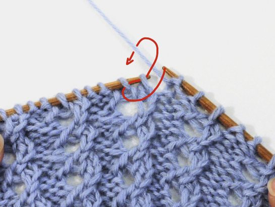 Lila handgemachtes Strickmuster, modisches Ajour-Design auf Holznadeln.