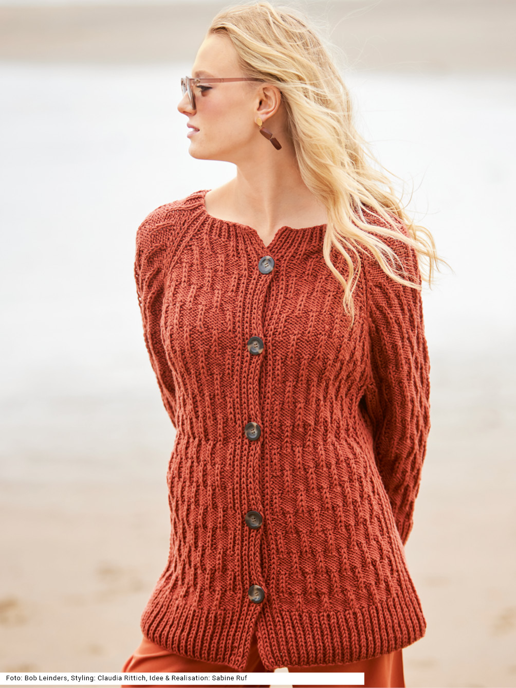 Modellansicht Bild 1: Raglanjacke mit Strukturmuster in Terracottabraun