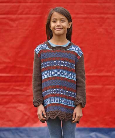Modischer Pullover mit blau-braunen Mustern, handgemacht, DIY, grober Schnitt, detailreiche Handarbeit.