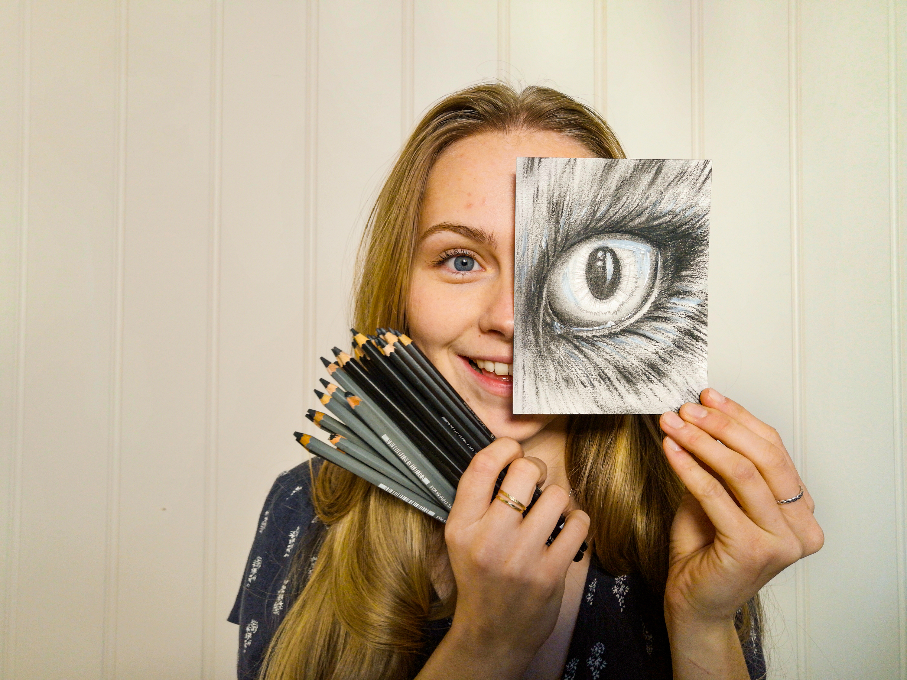 Kleidung in dunklem Blau mit zartem Muster. Lässiger Schnitt, modisch und handgemacht wirkend.