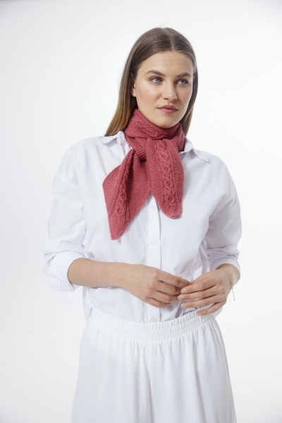 Weiße Bluse, weiter Schnitt. Handgemachter roter Schal mit Zopfmuster. Modisch, handgearbeitet, elegant.