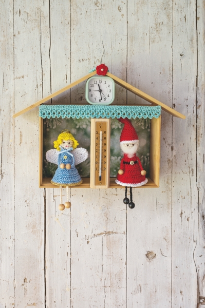 Modisch gehäkelte Figuren: Engel in Blau-Weiß & Nikolaus in Rot. DIY Handarbeit, liebevolle Details.