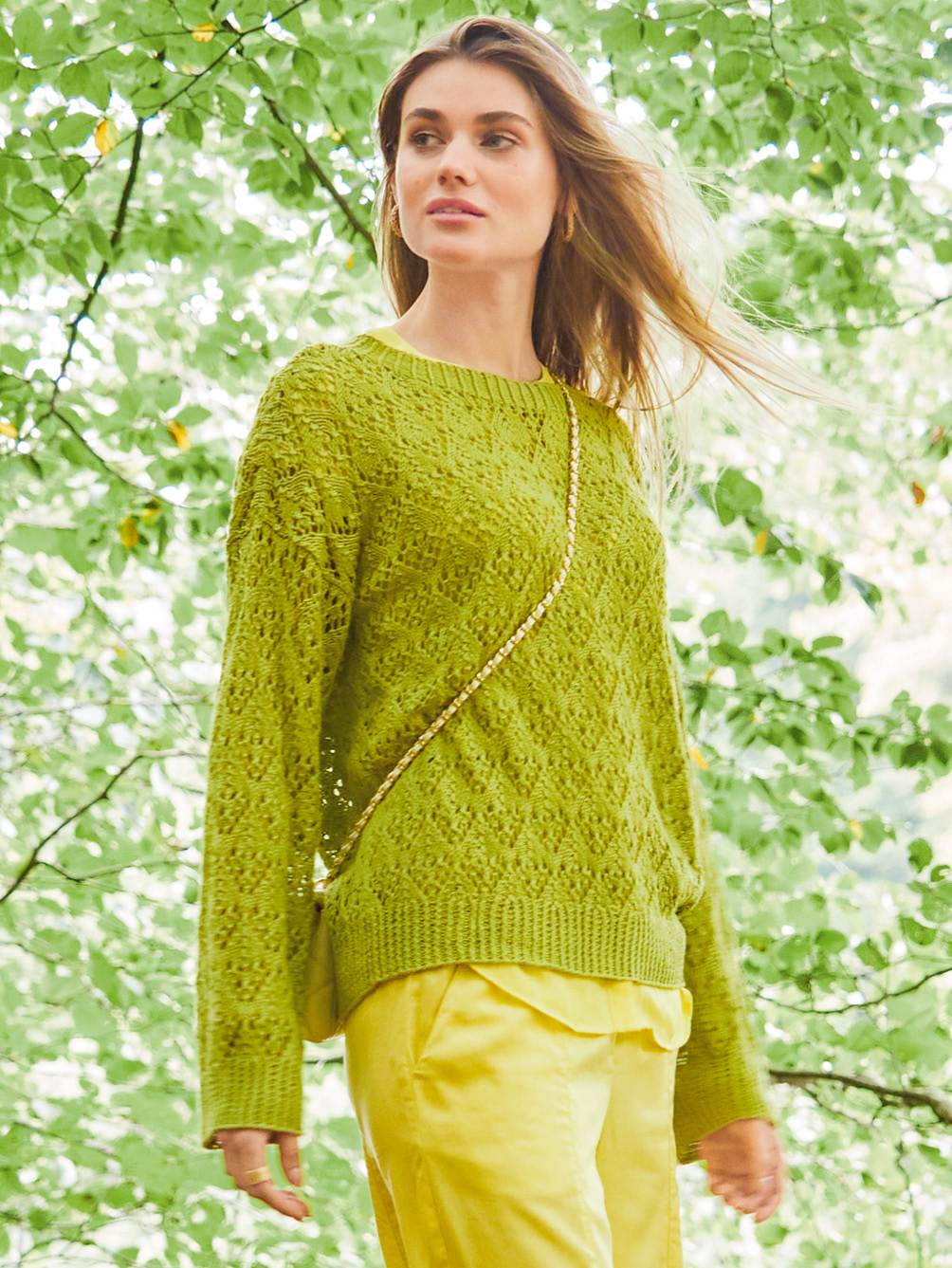 Modellansicht Bild 1: Grüner Pullover im Ajourmuster