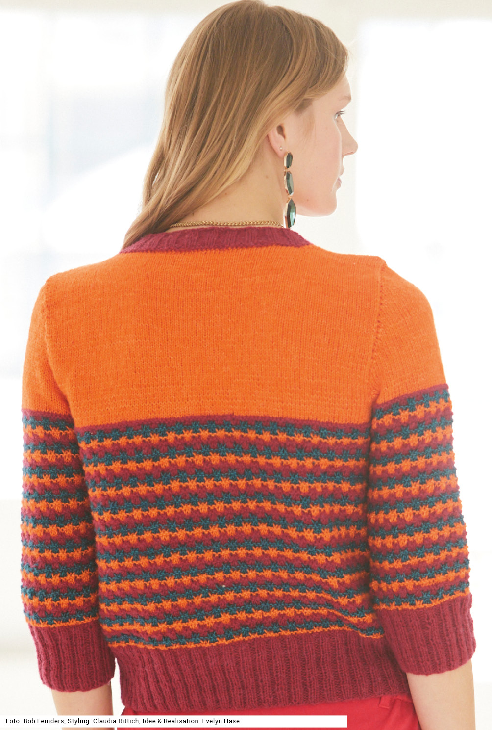 Modellansicht Bild 5: Pulli mit Hebemaschenmuster in Weinrot, Orange und Petrol