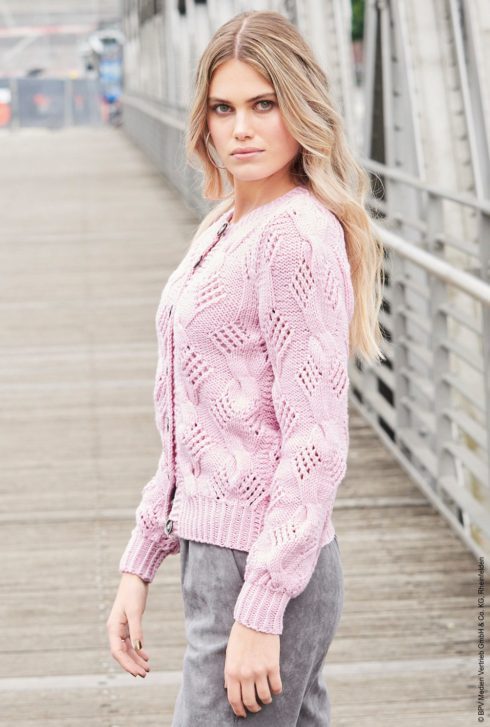 Modellansicht Bild 4: Jacke mit Ajourzöpfen in Rosa