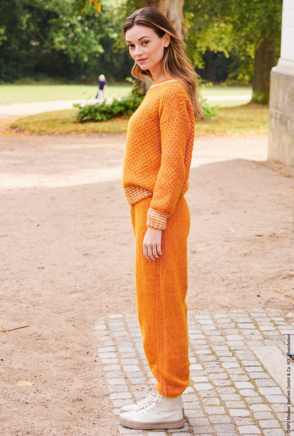 Modellansicht Bild 3: Set aus Pullover und Jogginghose in Orange