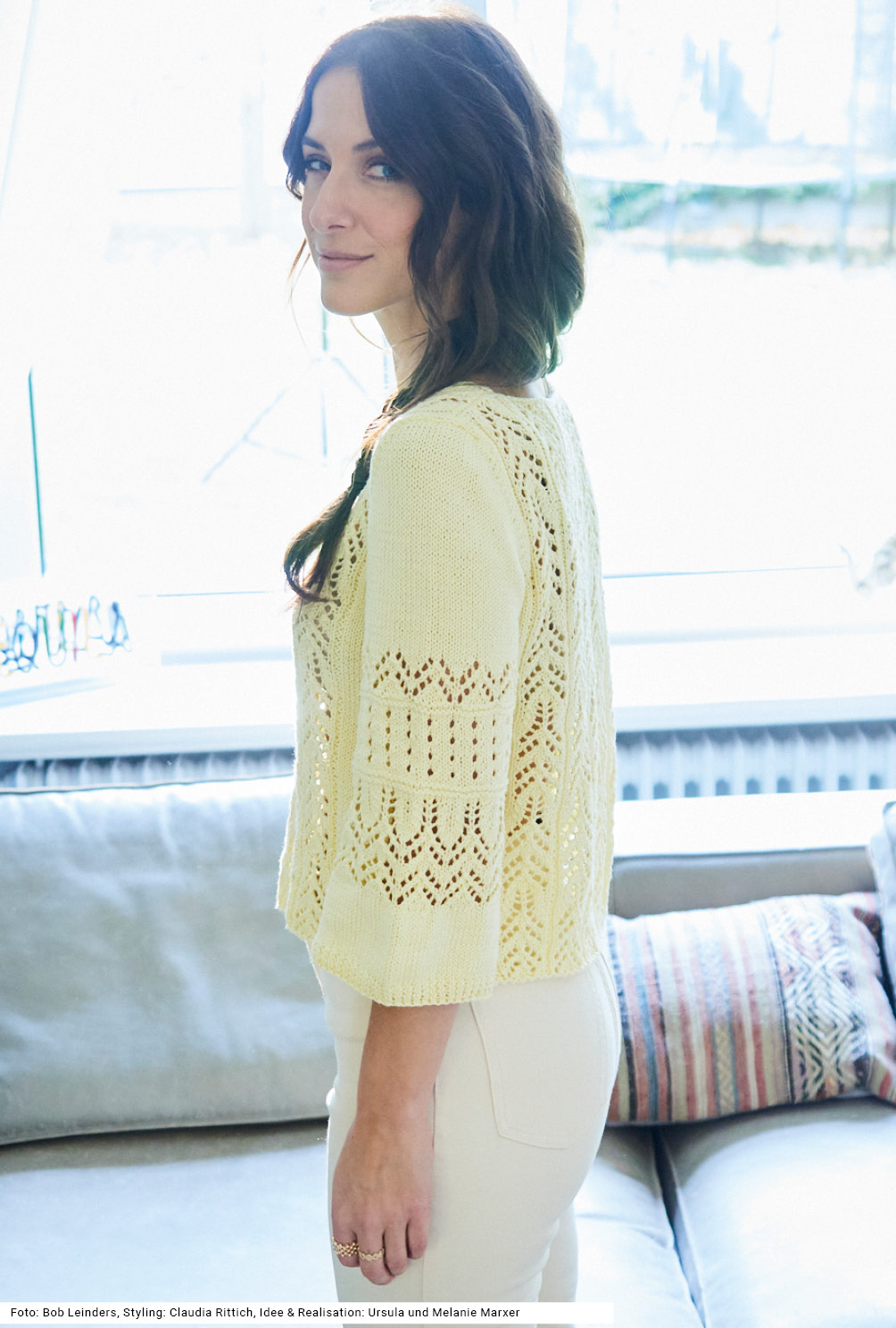 Modellansicht Bild 4: V-Ausschnittpulli mit Ajourmuster in Gelb