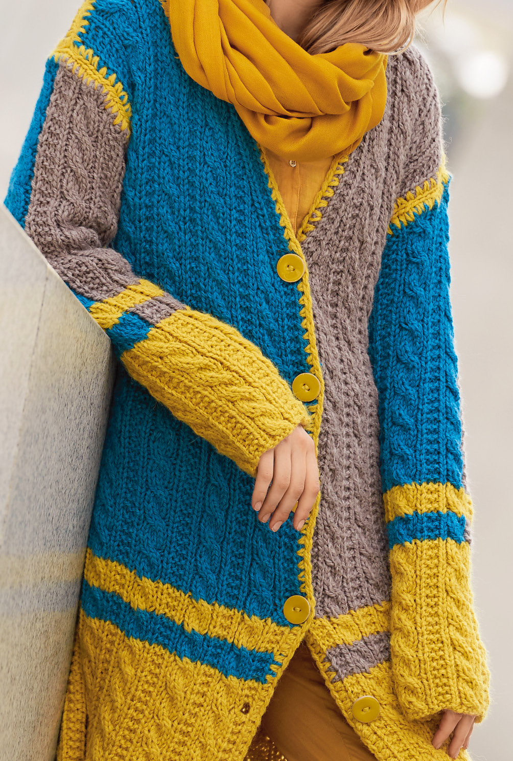 Langer Cardigan mit Zöpfen in Gelb, Blau und Braun