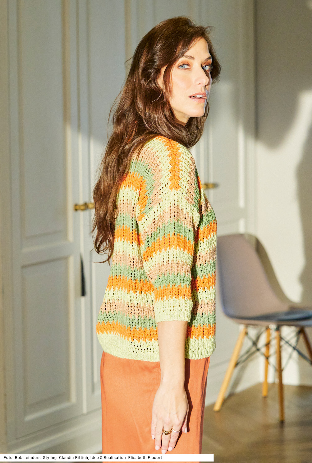 Modellansicht Bild 3: Streifenpulli mit Ajourmuster in Grün, Orange und Camel