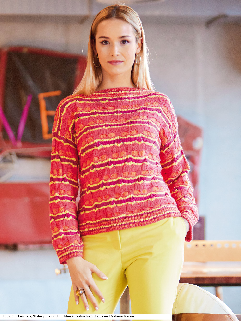 Modellansicht Bild 1: Pulli mit Wellenmuster in Rot, Koralle, Fuchsia und Gelb
