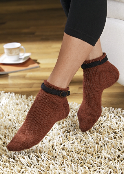 Braune handgemachte Socken mit schwarzem Riemen, modisch und bequem. DIY-Design für jeden Tag.