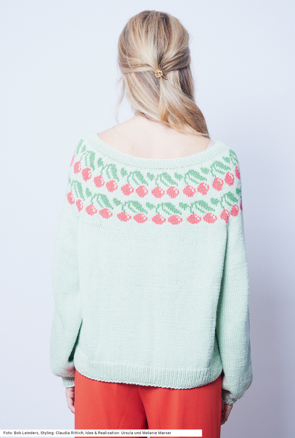 Modellansicht Bild 5: Jacke mit Rundpasse und Kirschenmotiven in Mintgrün, Rot und Grün
