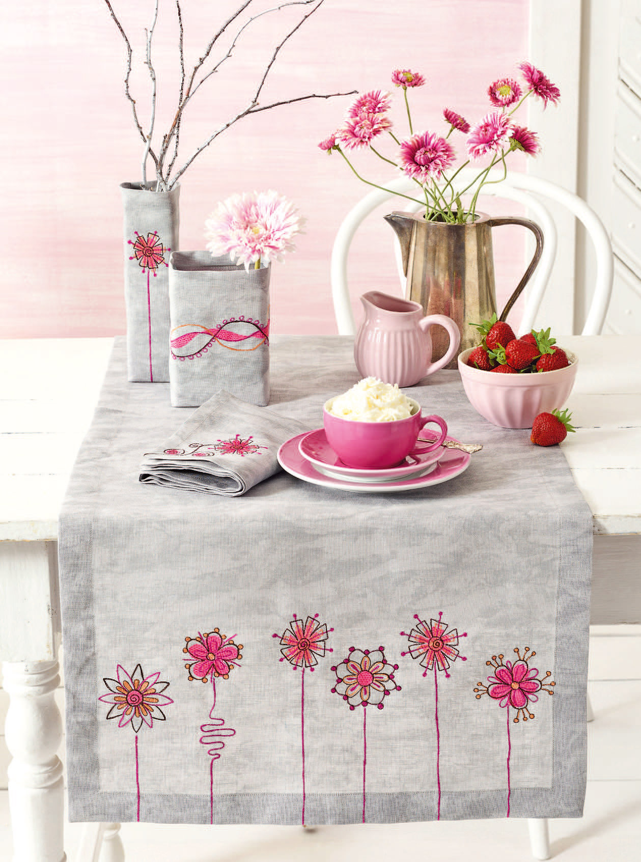 Grau-rosa bestickte Tischdecke, DIY-Stick mit floralen Mustern. Stilvoll, handgemacht und kreativ.