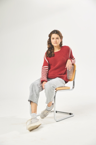 Roter Strickpullover mit weißen Streifen, grau-gestreifte Hose, leger, modisch, handgefertigt.