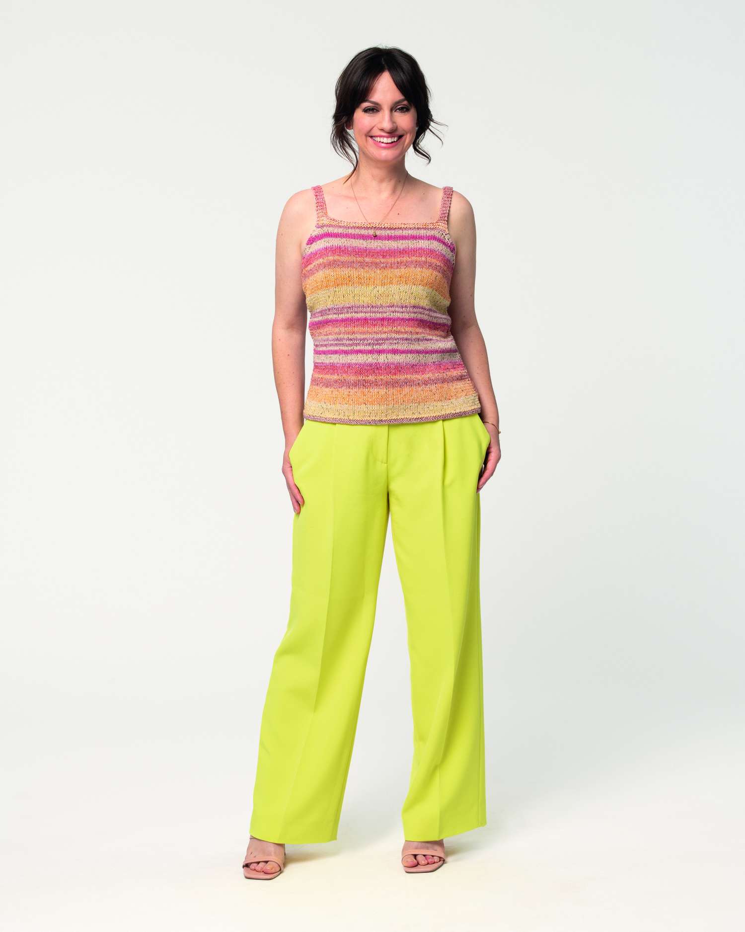 Bunter Stricktank, modisch, handgemacht; weite, leuchtend gelbe Hose für lässigen Chic.