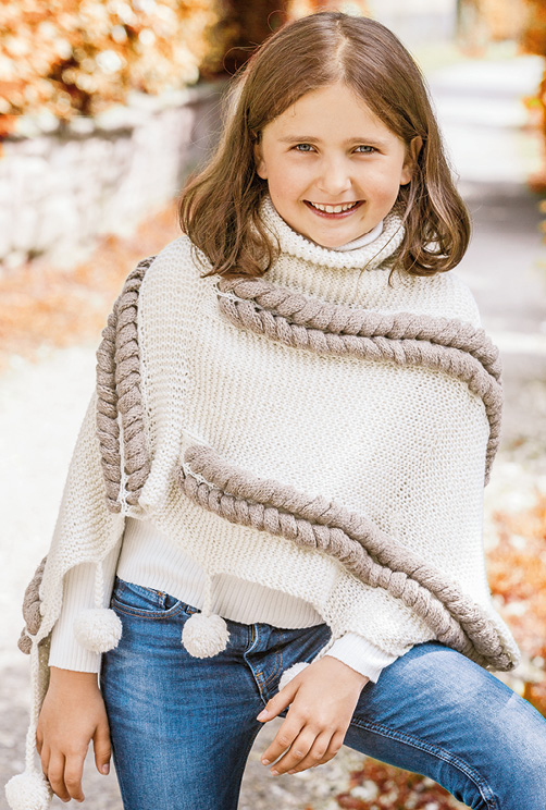 Modellansicht Bild 2: Gestrickter Kinder- und Damenponcho mit Loop in Beige-Natur