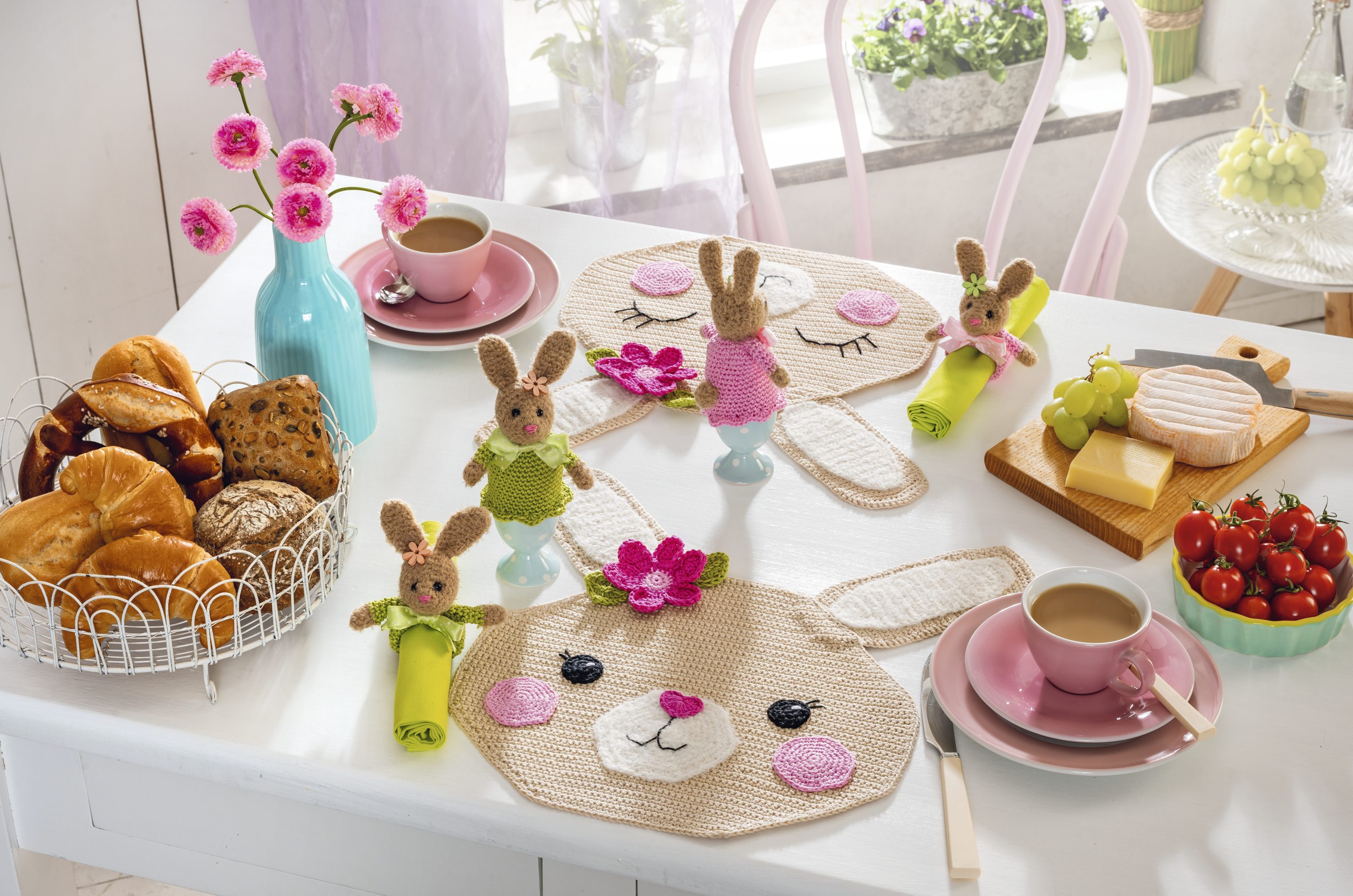 Gehäkelte Hasen-Untersetzer in Beige mit rosa Applikationen, DIY Häschen-Figuren in Grün und Rosa, handgemacht.