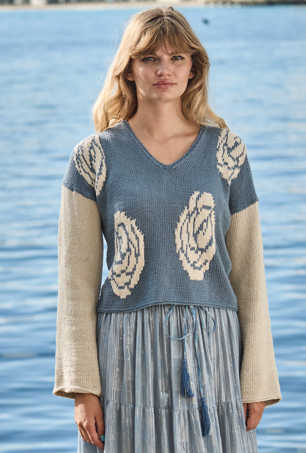 Modellansicht Bild 3: Pulli mit Rosenmotiven