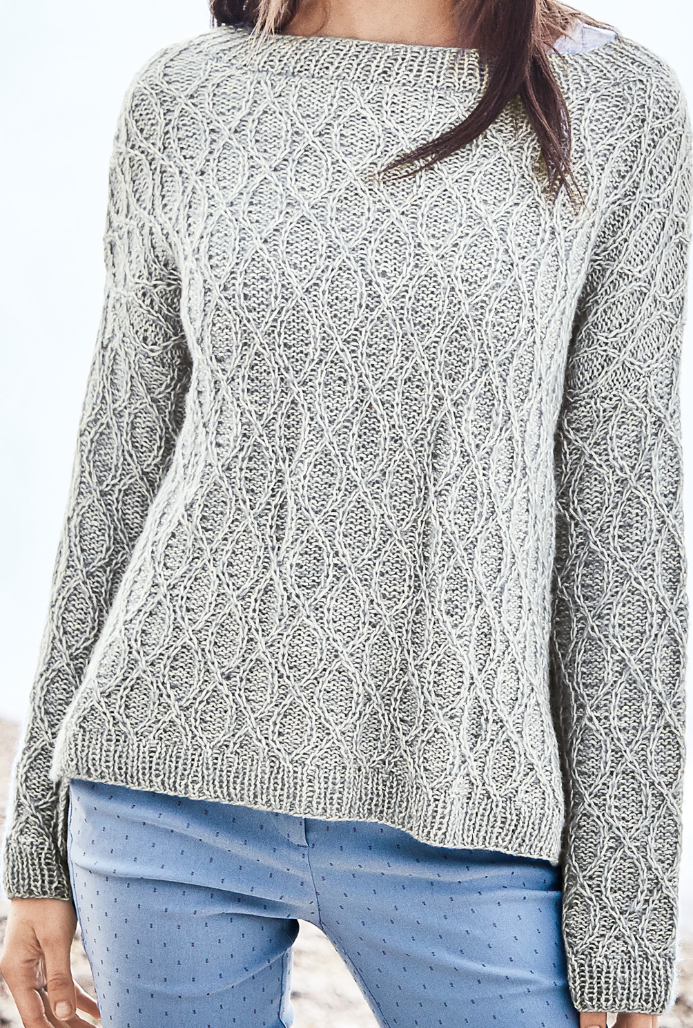 Modellansicht Bild 4: Pulli mit Hebemaschenzöpfen in Hellblau meliert
