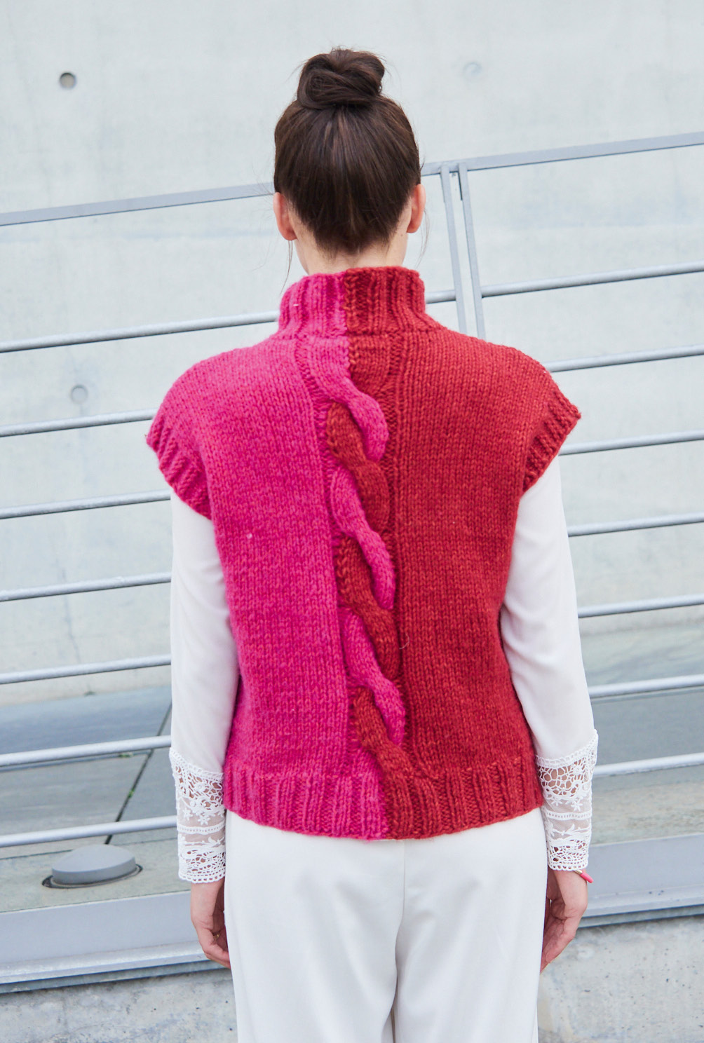 Modellansicht Bild 5: Pullunder in Weinrot und Pink mit Mittelzopf