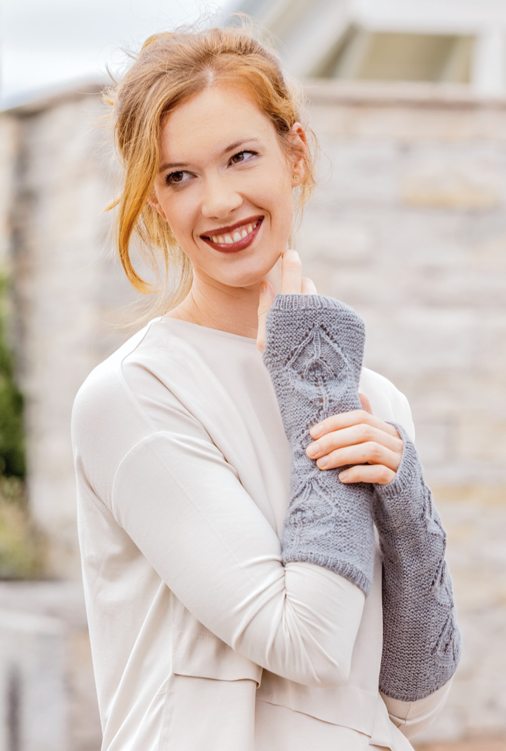 Modellansicht Bild 7: Strickset in Grau aus Armstulpen, Umhängetasche und Dreieckstuch