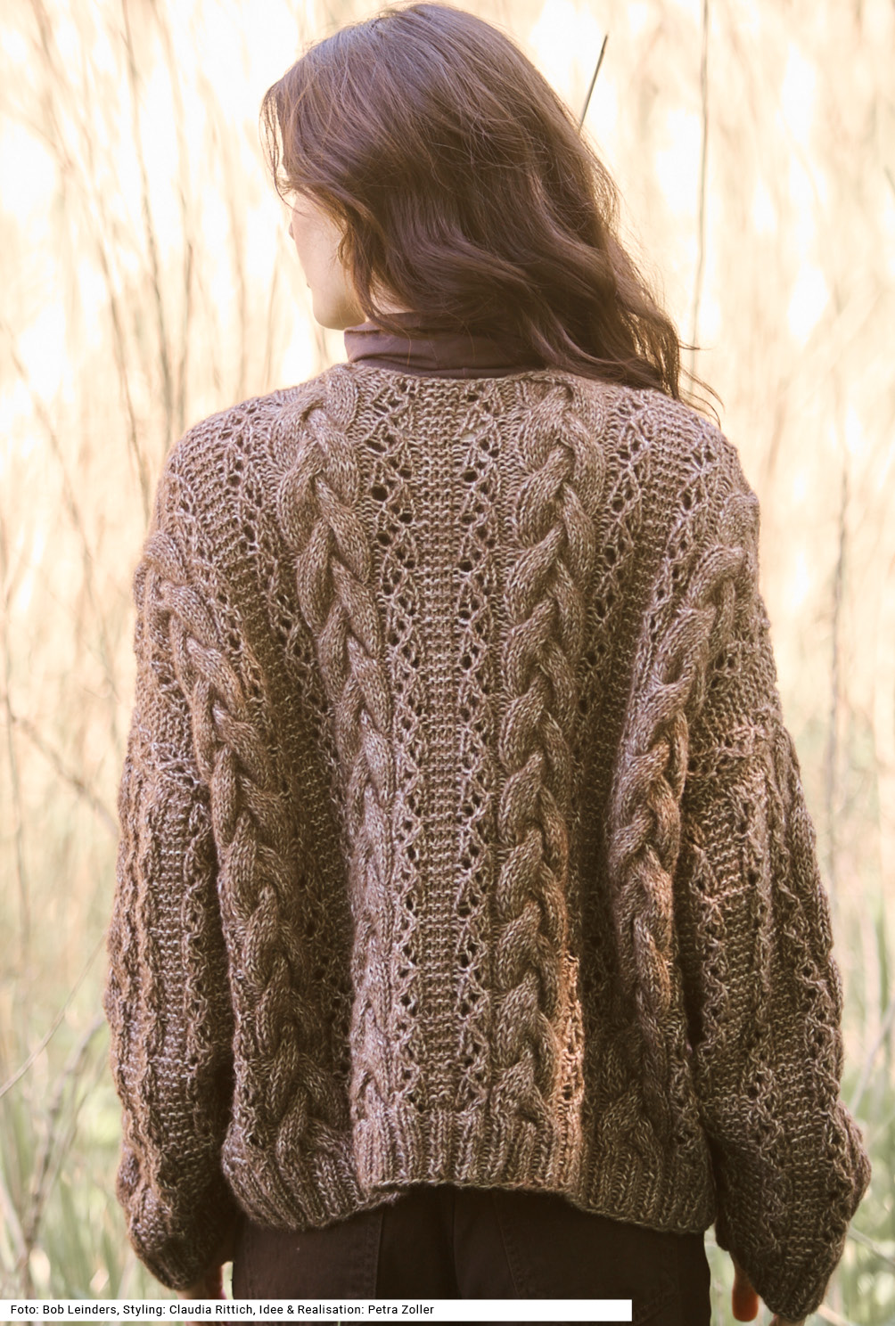 Modellansicht Bild 5: Jacke mit Zopf- und Ajourmuster