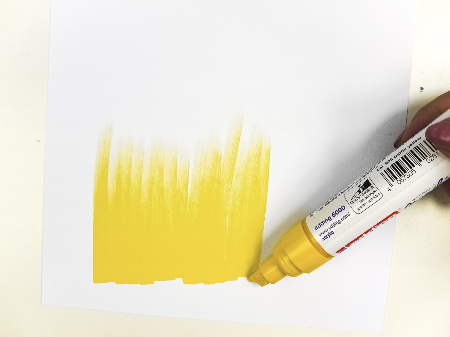 Gelber Marker-Strich auf Papier, lebendig, kreativ, handgemacht, DIY, auffälliges Farbspiel.