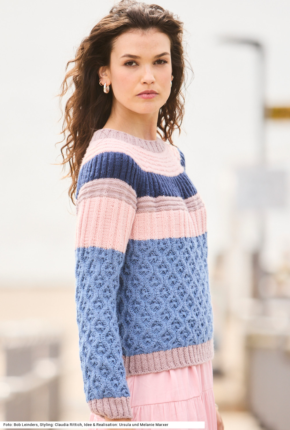 Modellansicht Bild 4: Strukturpulli mit Rundpasse