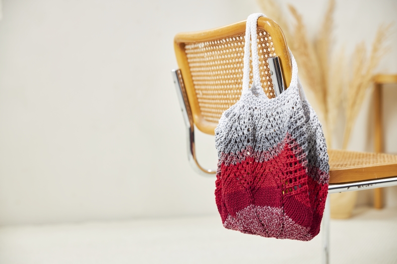 Handgemachte Tasche in Rot- und Grautönen, grob gestrickt, mit einzigartigem Farbverlauf. Modisch und nachhaltig.