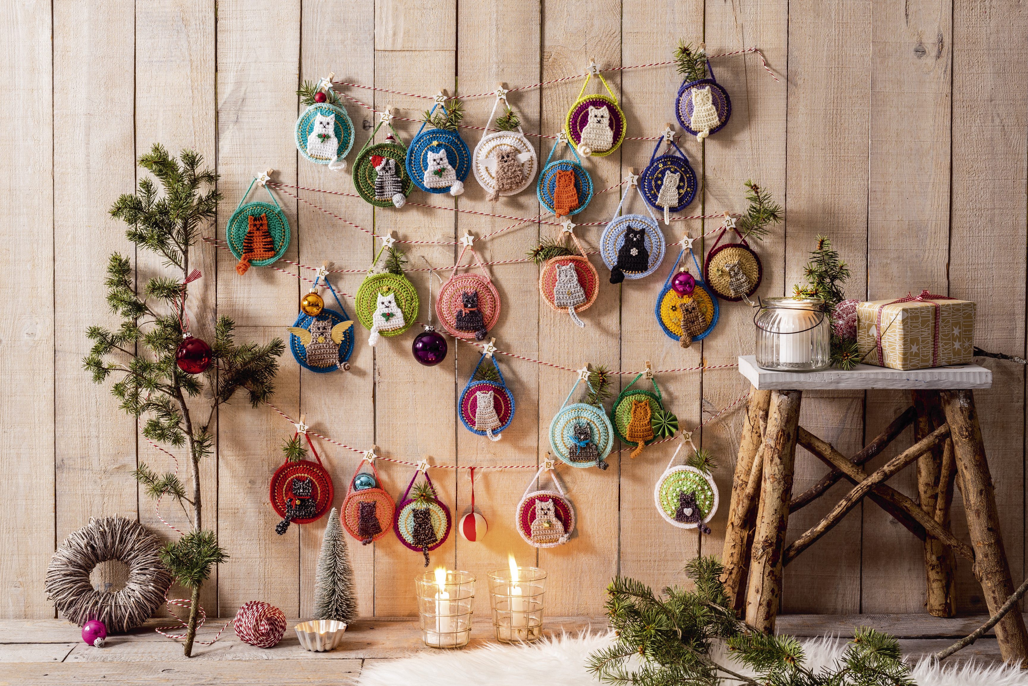 Bunte, handgemachte Häkel-Anhänger mit Katzenmotiven in lebendigen Farben, ideal für individuelle DIY-Weihnachtsgestaltungen.