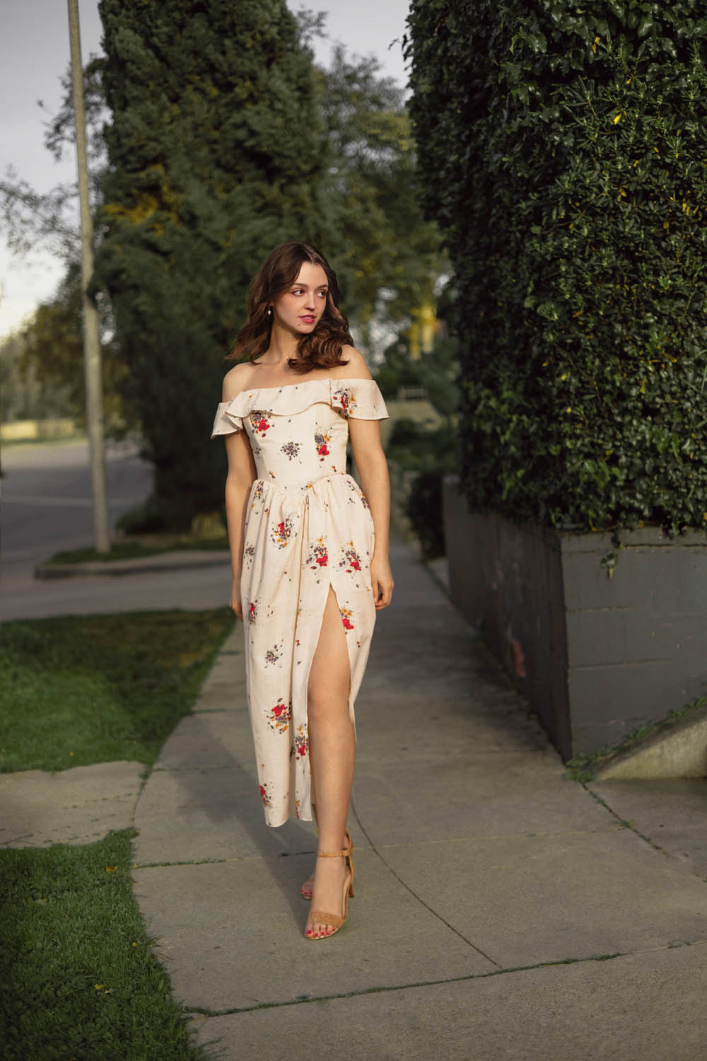 Modisches, off-shoulder, cremefarbenes Kleid mit floralem Muster, hoher Schlitz, handgemacht.