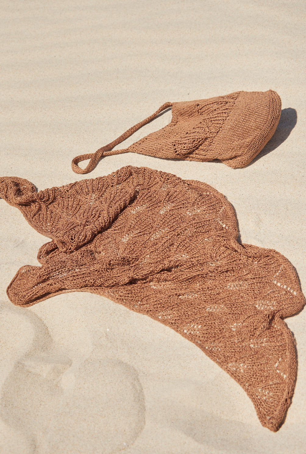 Sandfarbenes Top im Mustermix mit Tuch und Tasche