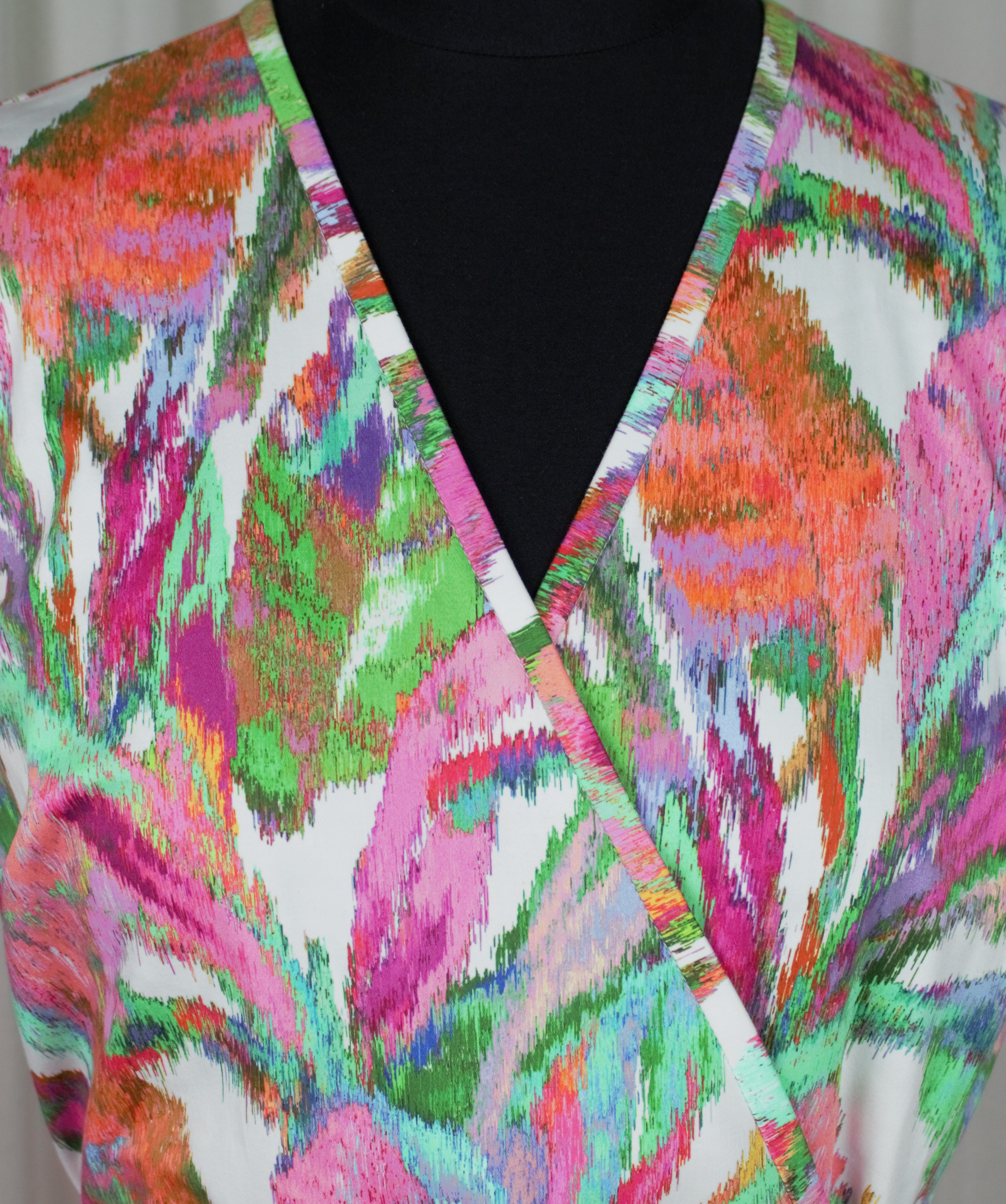 Buntes, abstrahiertes Muster, Wickeloptik, lebendige Farben, kreativ und modisch, handgemacht.