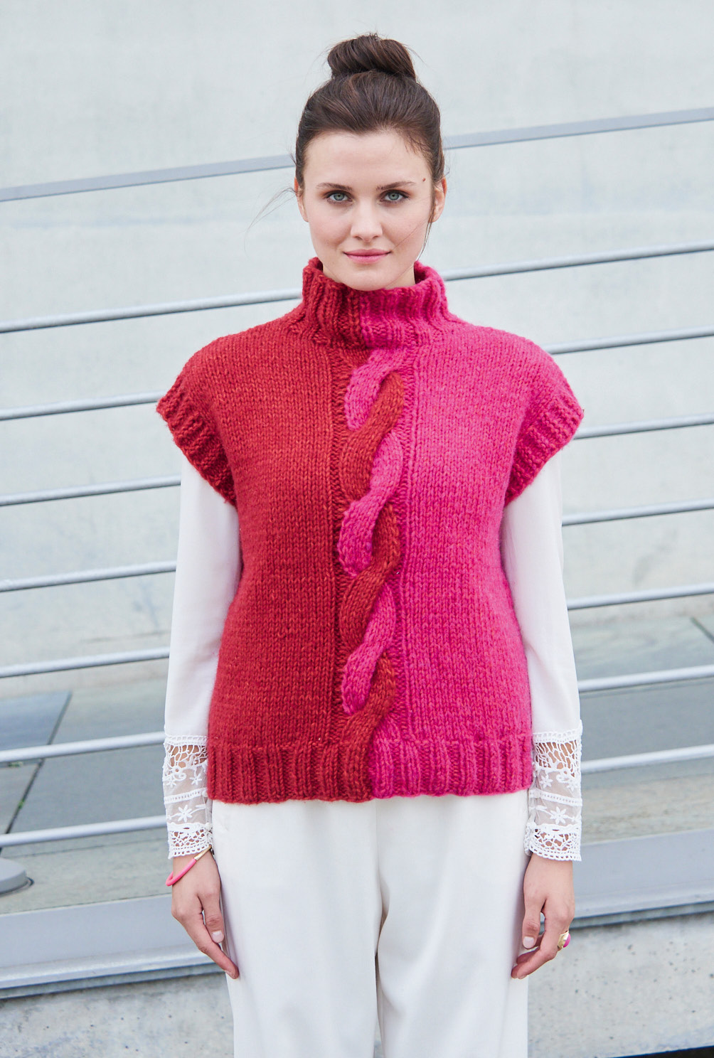 Modellansicht Bild 2: Pullunder in Weinrot und Pink mit Mittelzopf