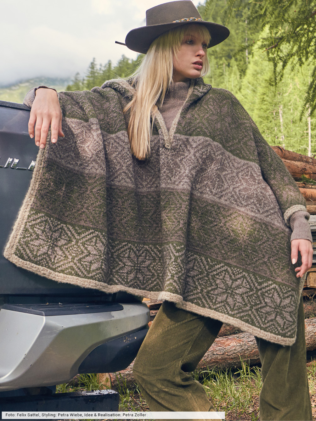 Modellansicht Bild 1: Kapuzen-Cape im Norwegermuster