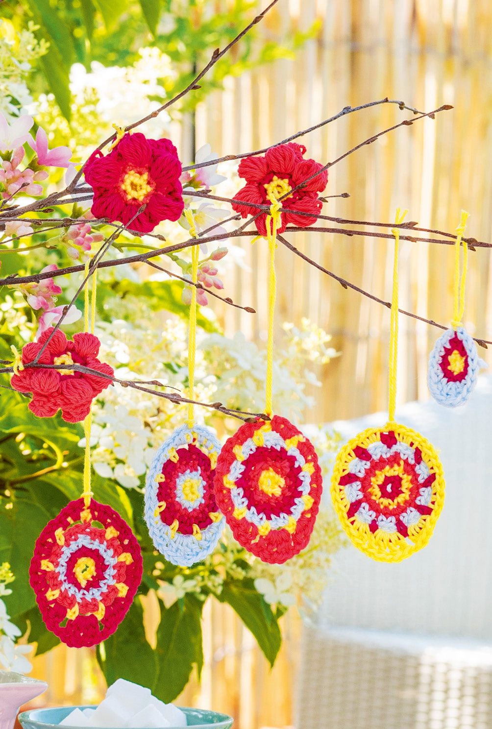 4teiliges Osterdeko-Häkel-Set mit Eiern, Küken, Blumen und Geschenkschale