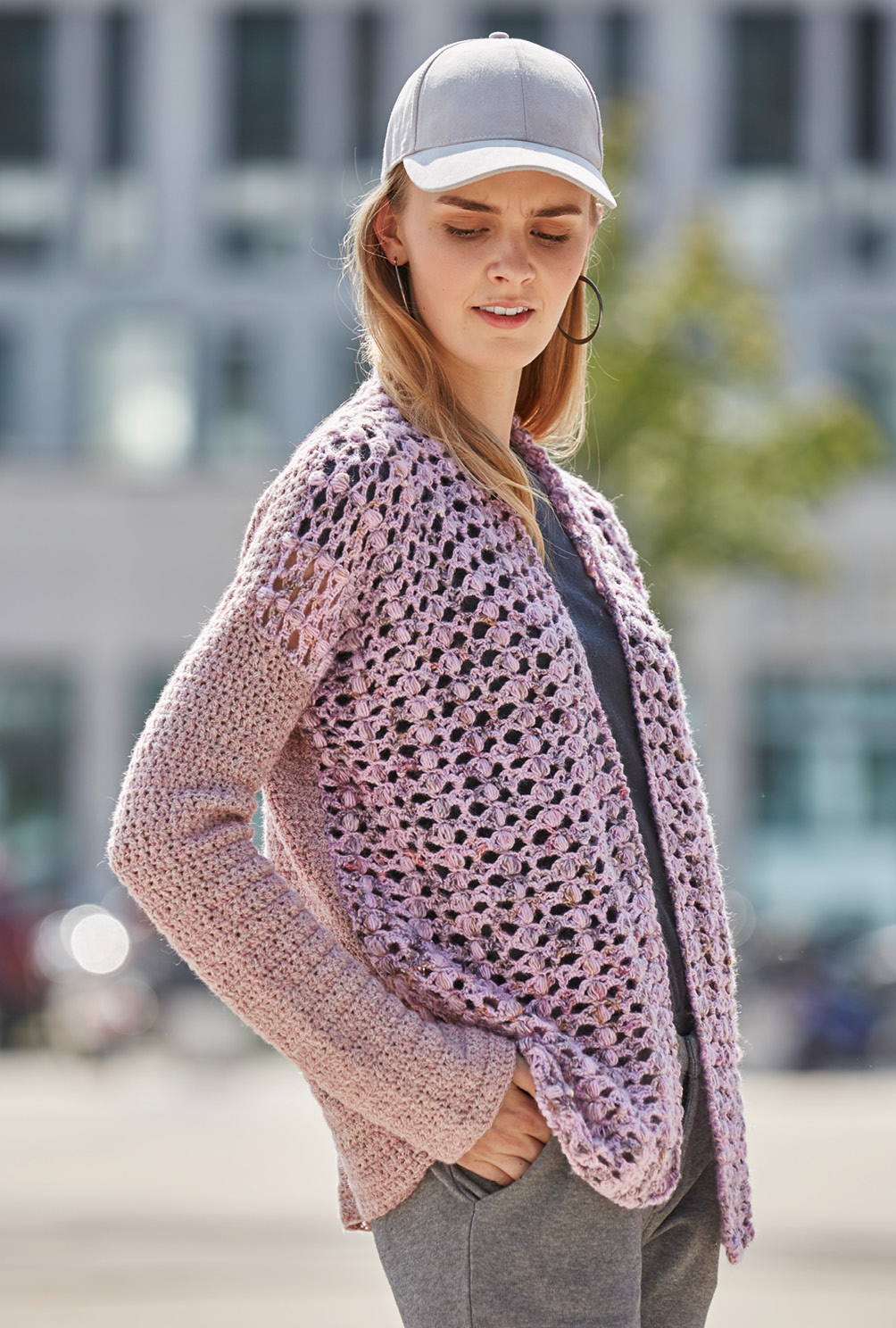 Modellansicht Bild 3: Rosafarbener, gehäkelter Cardigan mit abgesetzten Ärmeln
