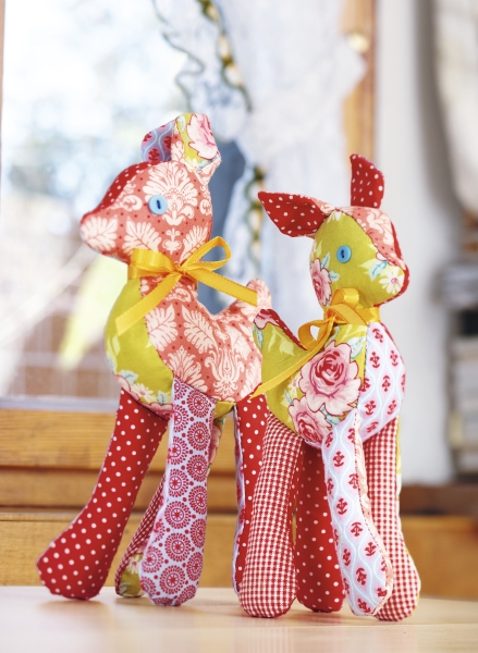 Modische Stoffhirsche in Patchwork-Design mit Blumenmuster und Punkten. DIY-Stil, handgemacht.