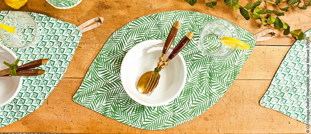 Grüne Blattmuster, elegante Textur, DIY-Charme, stilvolle Tischdekoration, harmonisches Design, handgemacht.