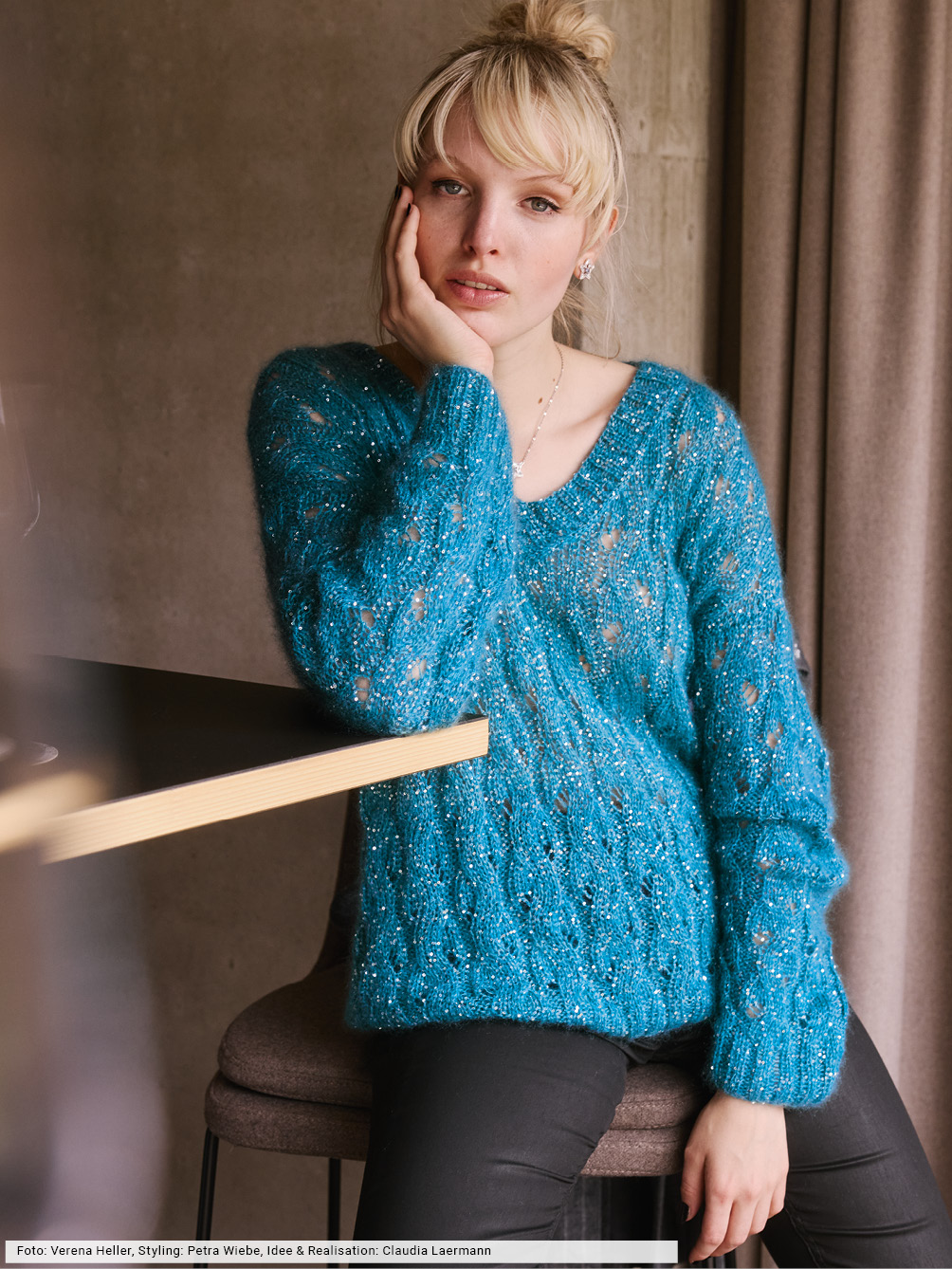 Modellansicht Bild 1: Pulli mit Ajourmuster-Streifen und Pailetten
