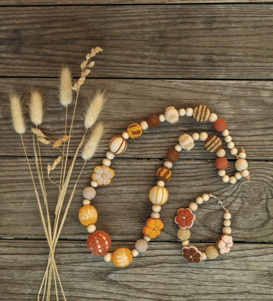 DIY-Kette aus bunten, gehäkelten Perlen in warmen Herbsttönen. Modisch, handgemacht, einzigartig.