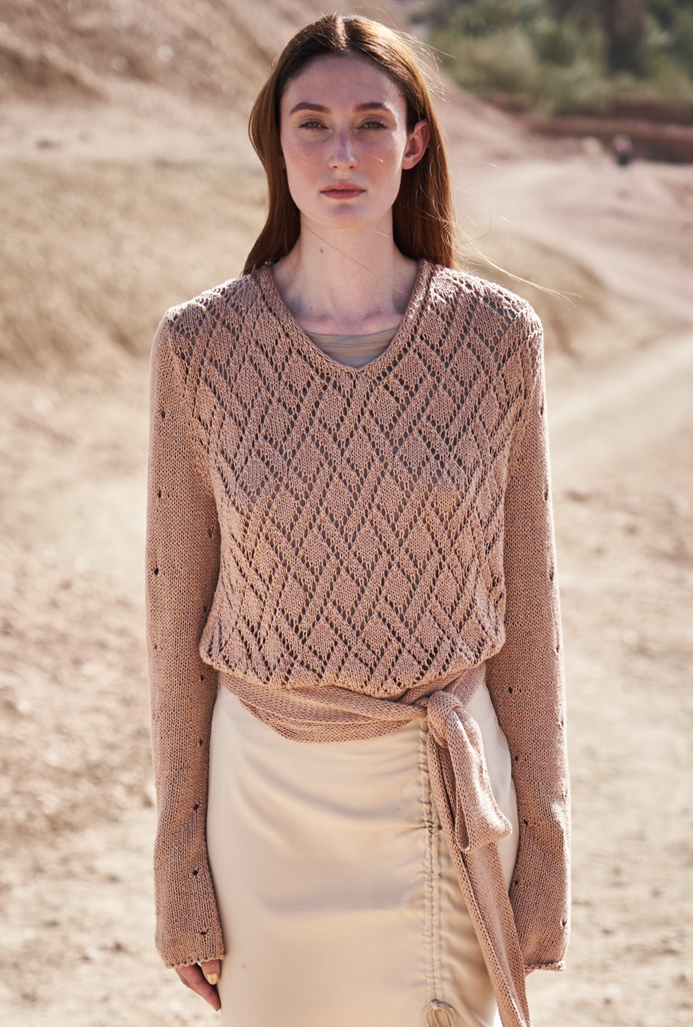 Modellansicht Bild 3: Eleganter Pulli in Camel mit Taillenband
