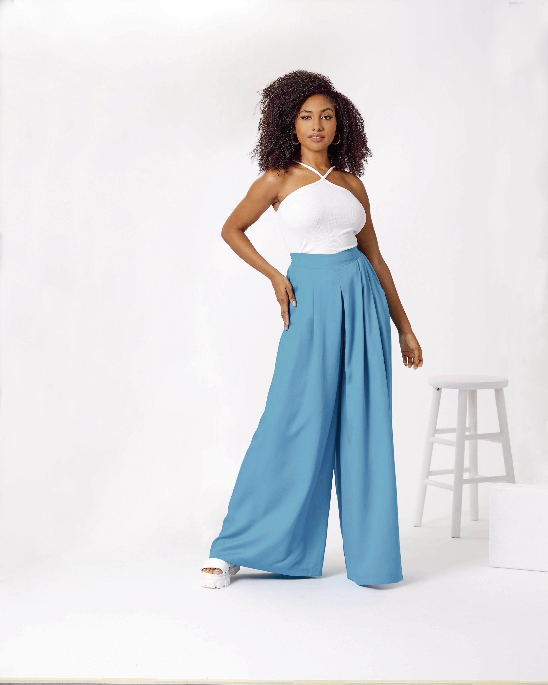 Luftige, himmelblaue Palazzohose, weißes, modisches Neckholder-Top. Perfekt für elegante Sommerlooks.