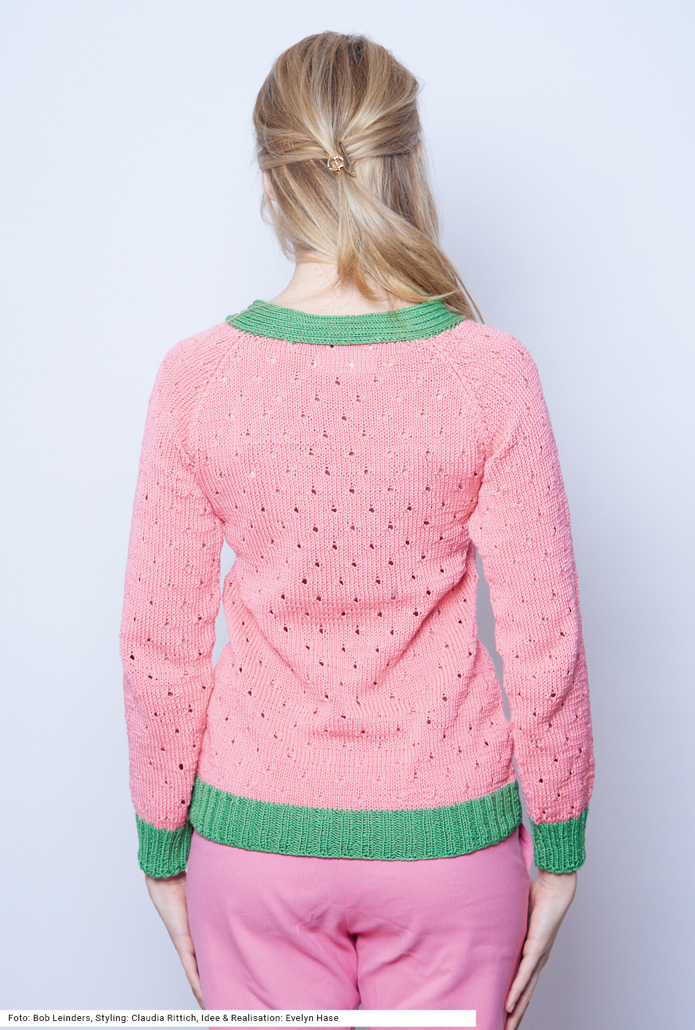Modellansicht Bild 5: Rosafarbener Pulli mit grünen Blenden und Schleife