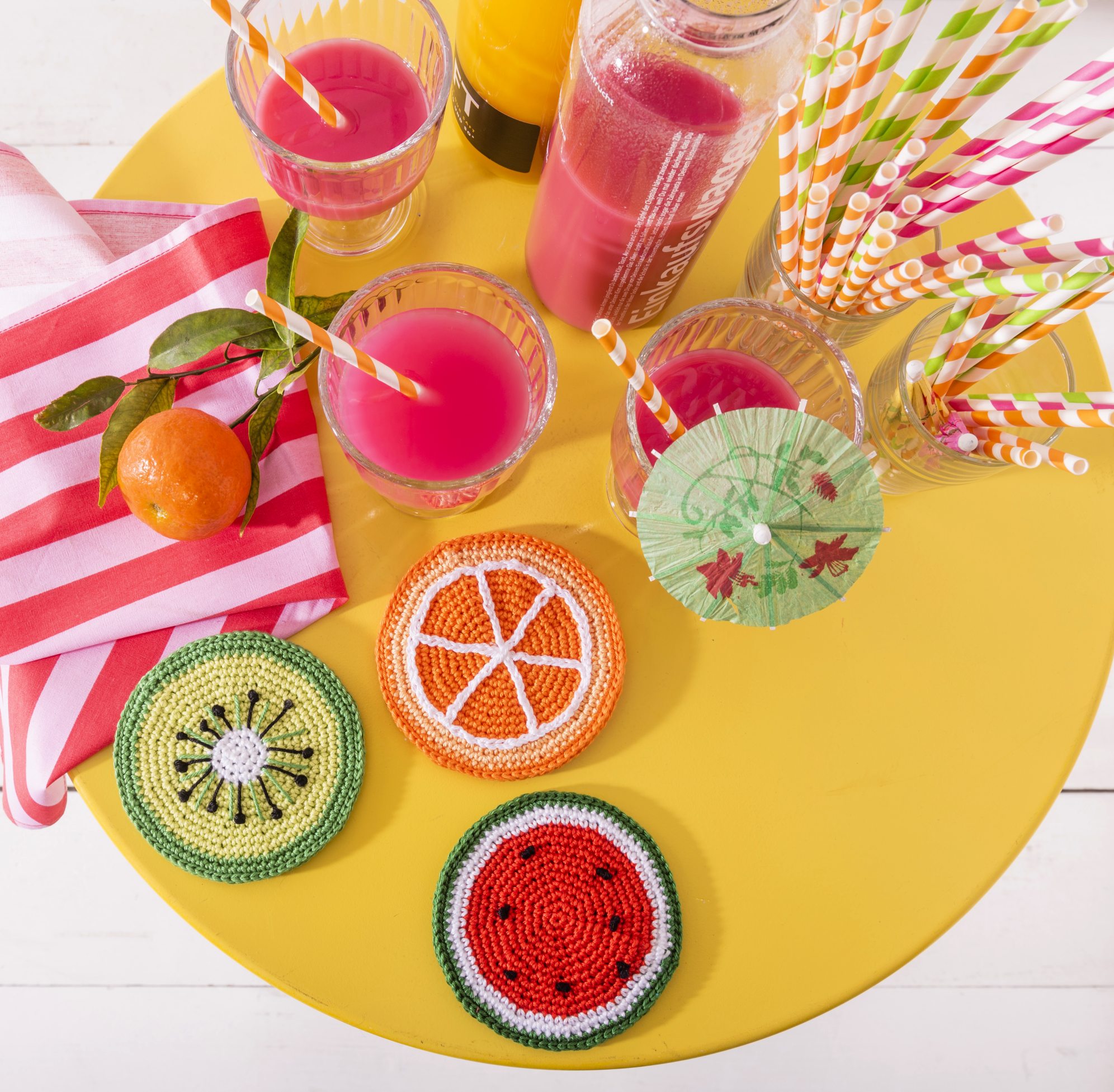 Bunte, handgemachte Frucht-Untersetzer: Kiwi, Orange, Melone. Kreativ, modisch und DIY-Design.