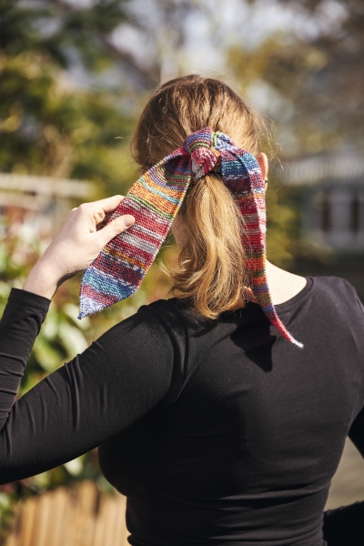 Handgemachtes, farbenfrohes Haarband. Strickmuster. Modisch, individuell und DIY-Stil.