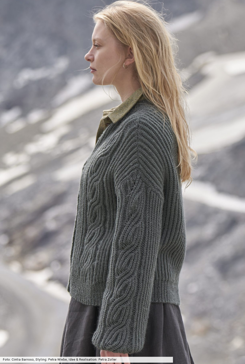 Modellansicht Bild 3: Patenmuster-Jacke mit Zöpfen