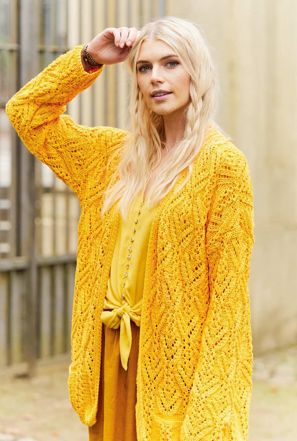 Modellansicht Bild 3: Gute Laune garantiert: die lange Jacke im Ajourmuster leuchtet mit der Sonne um die Wette